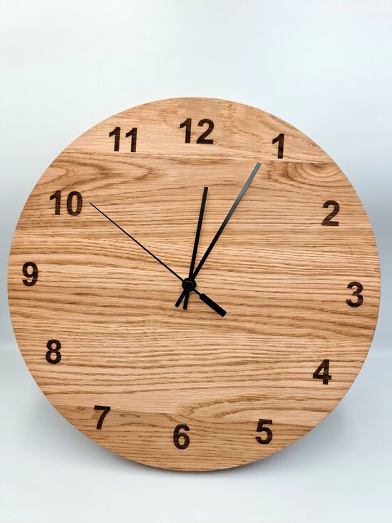 ozolkoka pulkstenis ar gravētiem cipariem